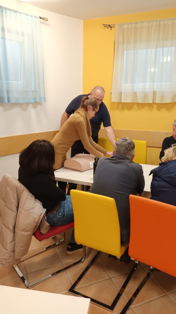 Praktično znanje utrjujemo z vajami in 
neposrednim prikazom postopkov